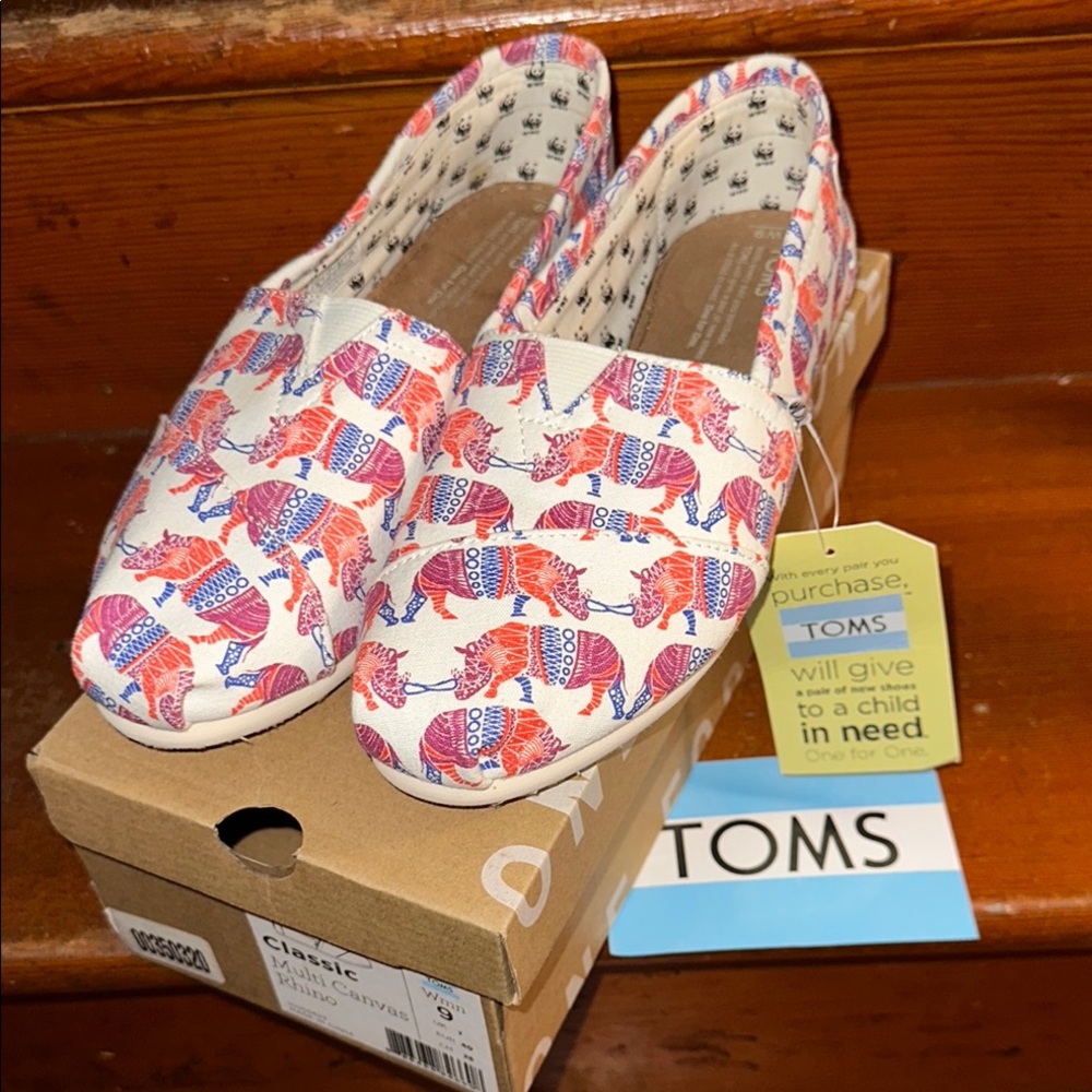NIB TOMS Classic White Canvas Multi Canvas Rhino Shoes Size 9